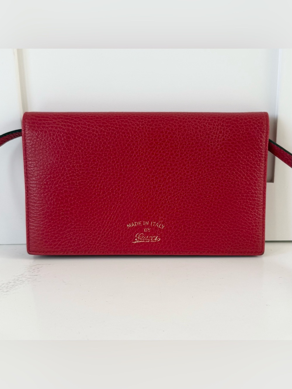 Vintage Gucci Red Pebbled Leather Crossbody Swing Wallet